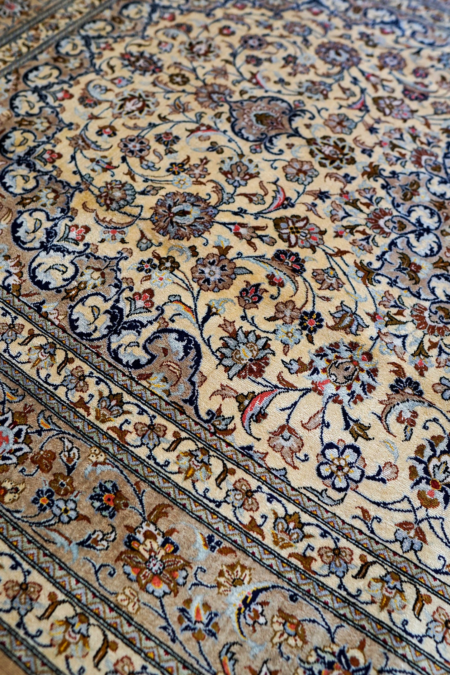  手織りペルシャ絨毯 クム産 ヌーリ工房｜花柄メダリオン 手織りラグ 199×129cm