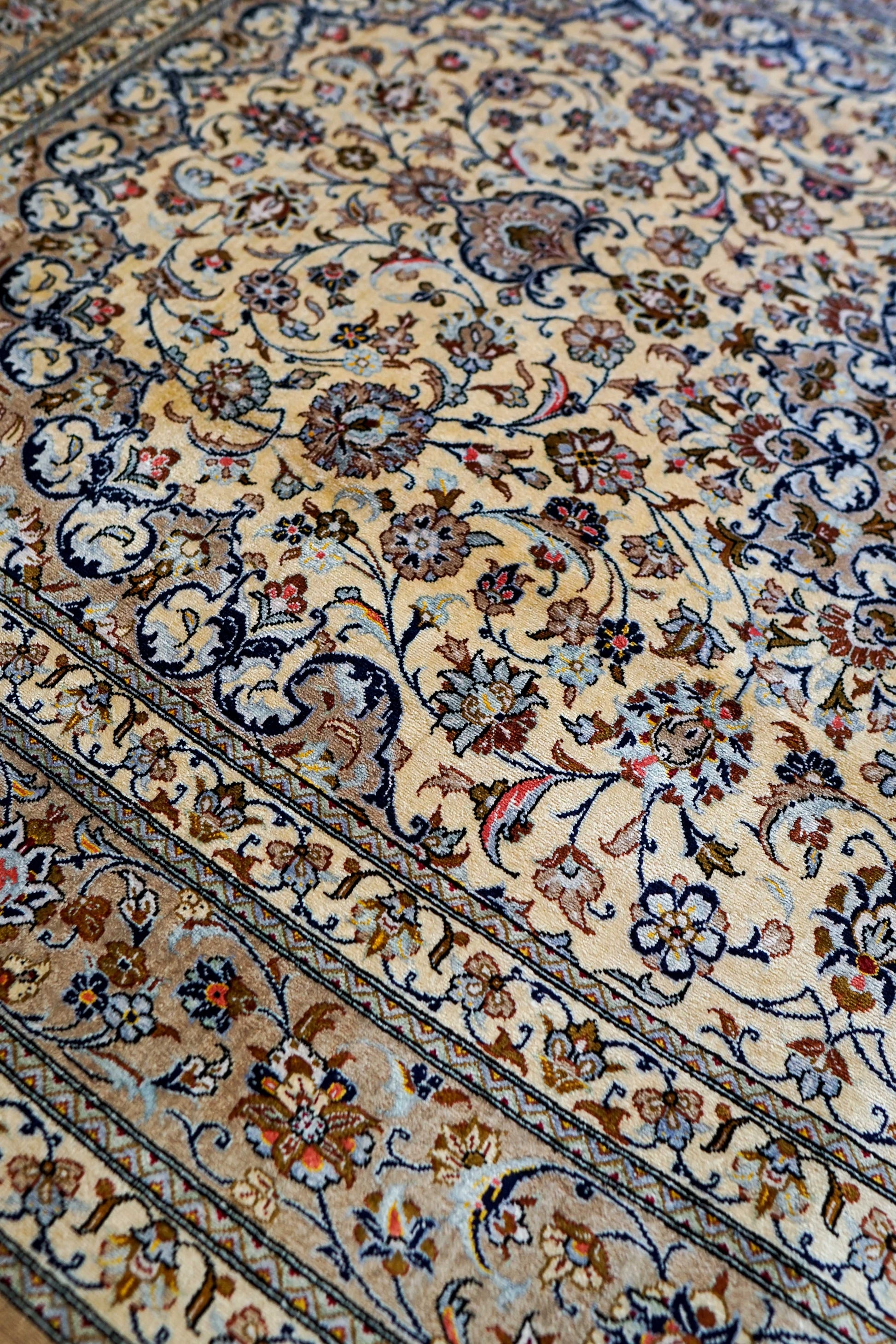  手織りペルシャ絨毯 クム産 ヌーリ工房｜花柄メダリオン 手織りラグ 199×129cm