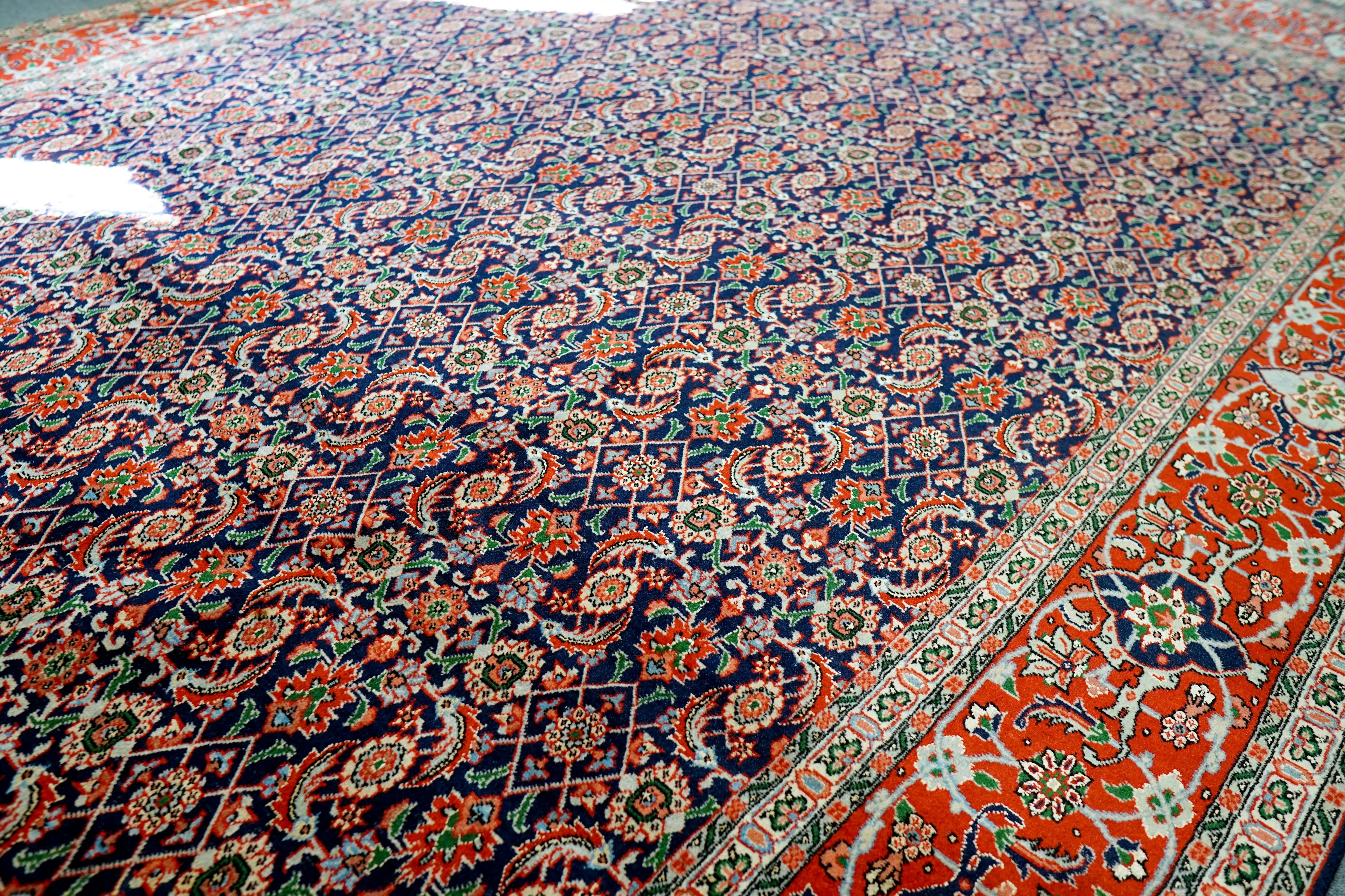 ペルシャ手織り絨毯タブリーズ産 高級シルク＆ウール使用 精緻な花柄と