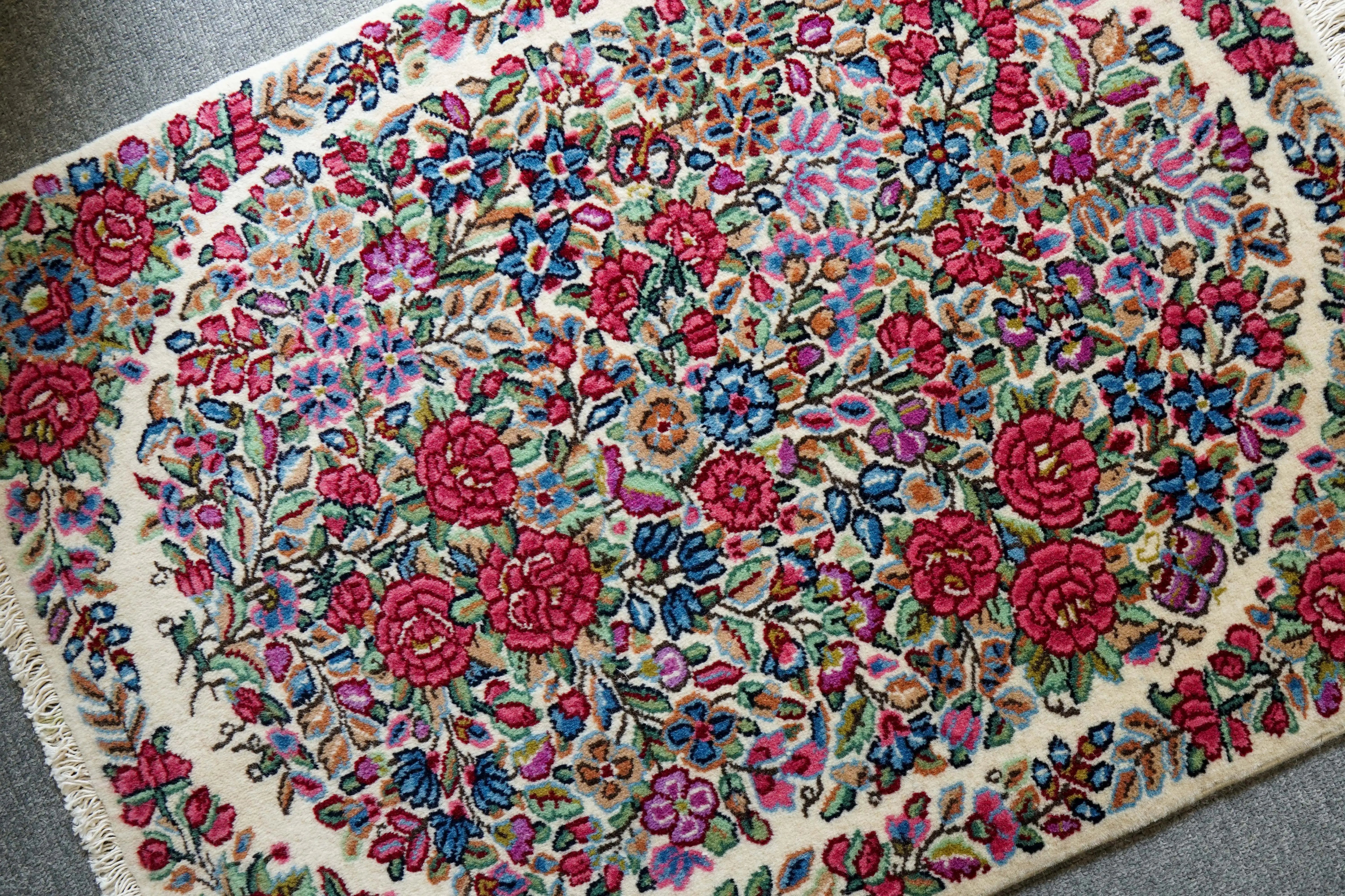 ペルシャ絨毯 ケルマン産 華やかな花柄デザインと上質ウール Decorworks