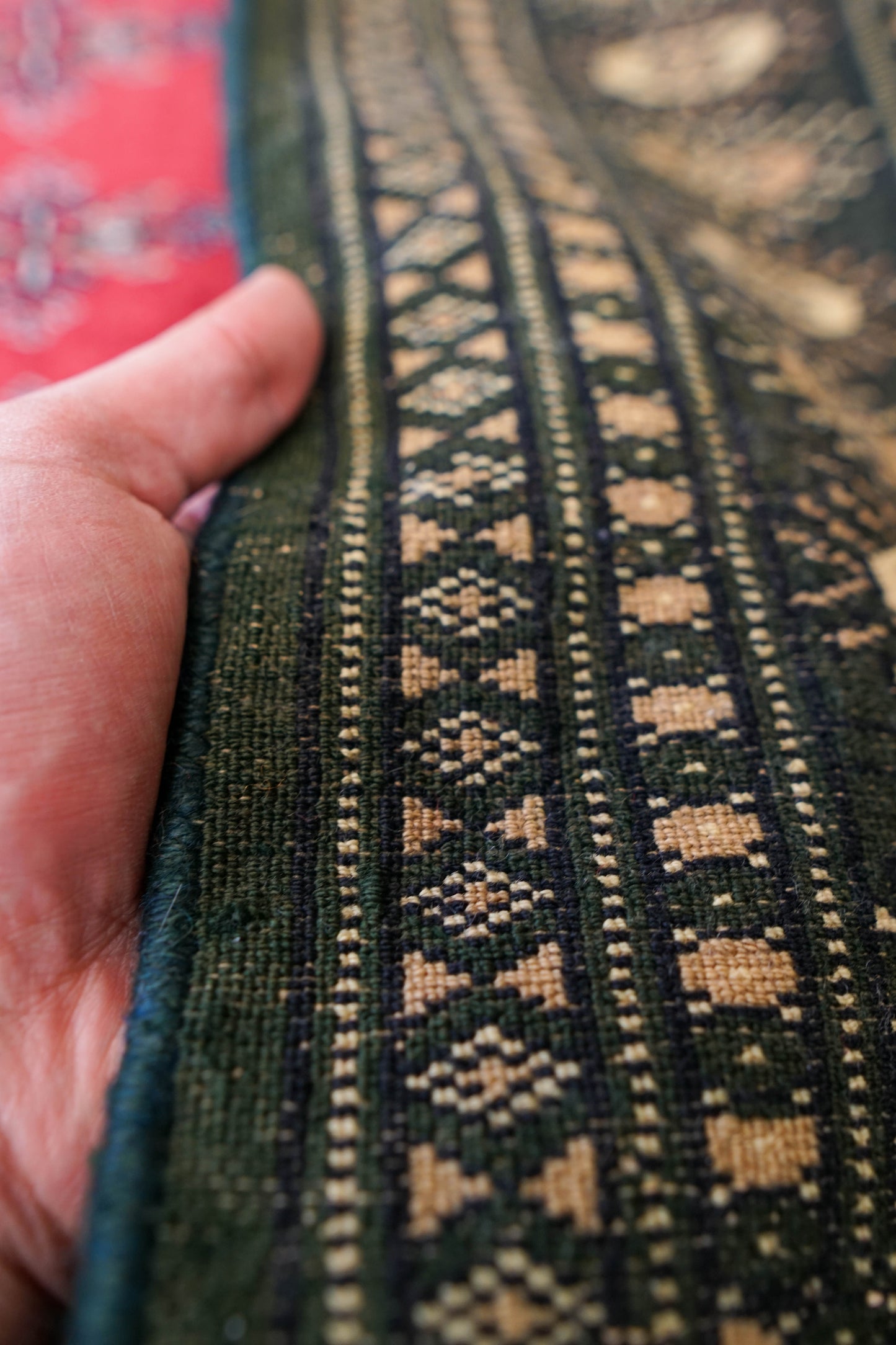  パキスタン手織り絨毯 143×92cm｜バタフライ文様・お守りモチーフのボーダー 高密度ウール