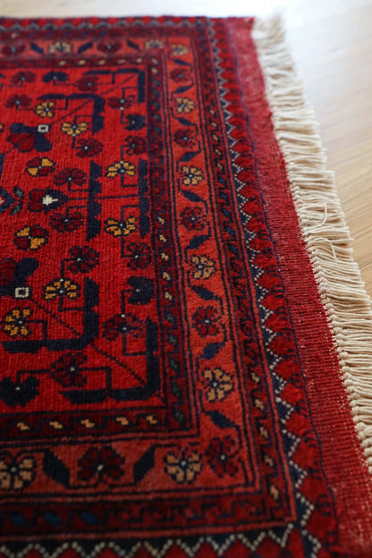  アフガニスタン手織り絨毯 カールモハメディ109×57cm｜深紅ギュル文様 トライバルラグ