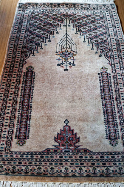  パキスタン手織り絨毯 ミフラーブデザイン 130×75cm