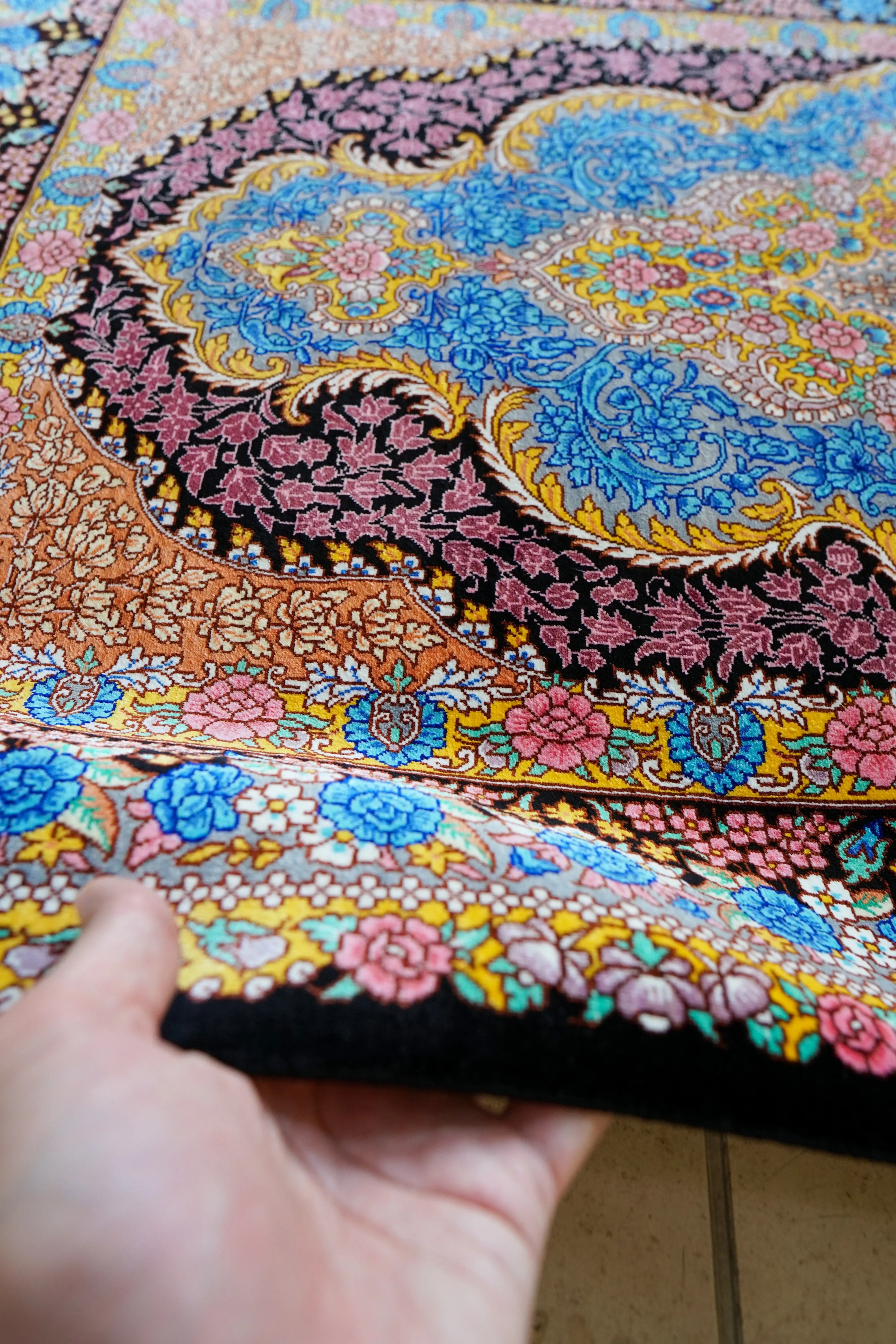 123×78cm ペルシャ絨毯クム産シルク 100% 手織り絨毯 - Decorworks