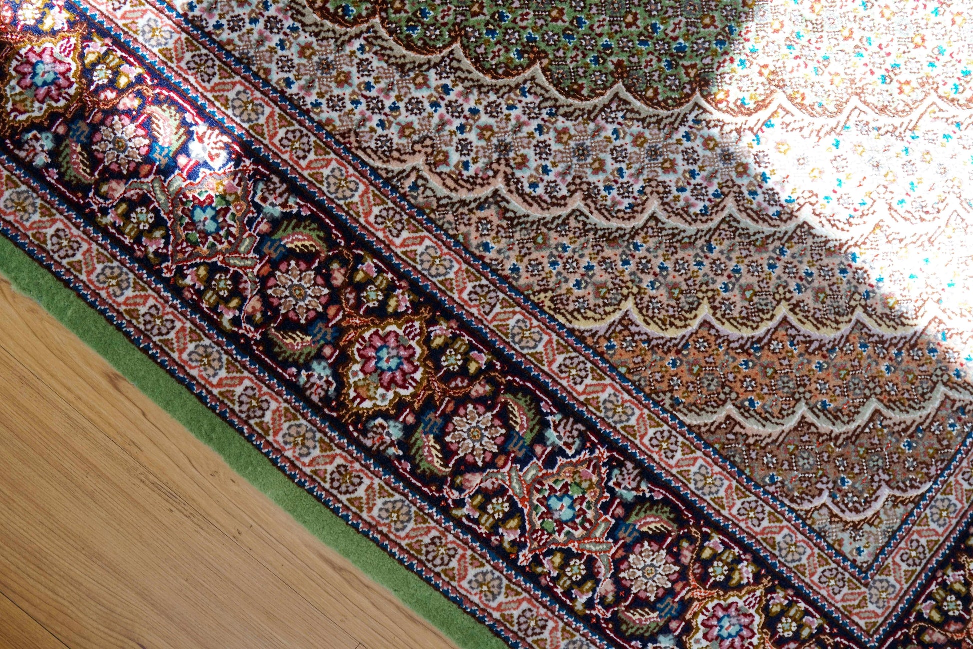  ペルシャ手織り絨毯 タブリーズ産 225×155cm