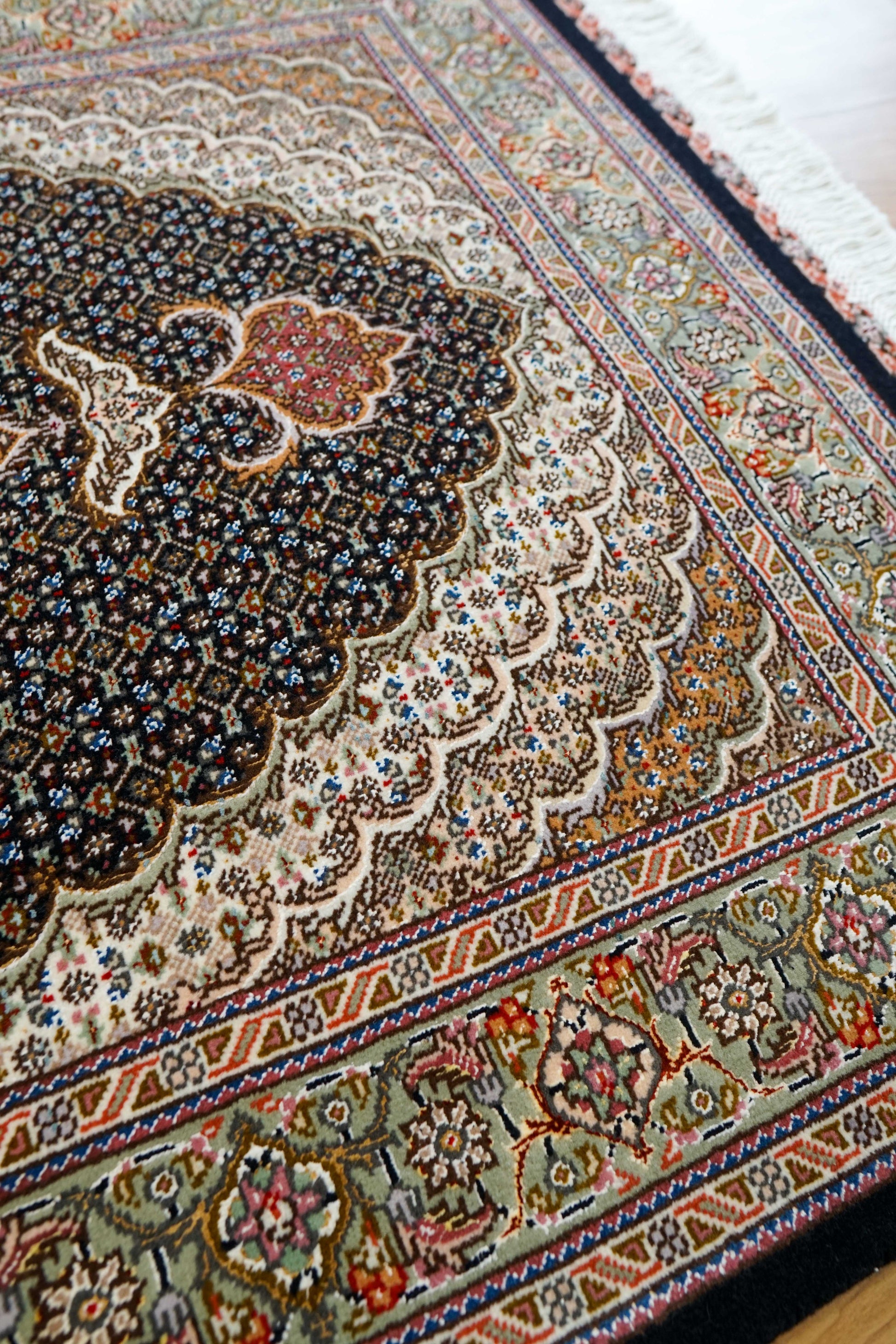  160×104cm 手織り ペルシャ絨毯 タブリーズ
