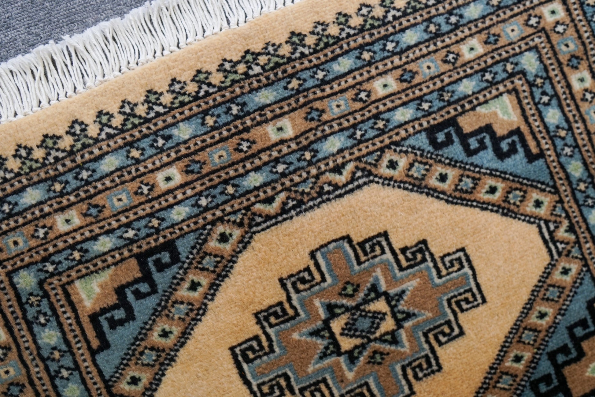 81×63cm  パキスタン手織り絨毯 Decorworks